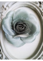 Красива сатенена роза цвят сиво зелено